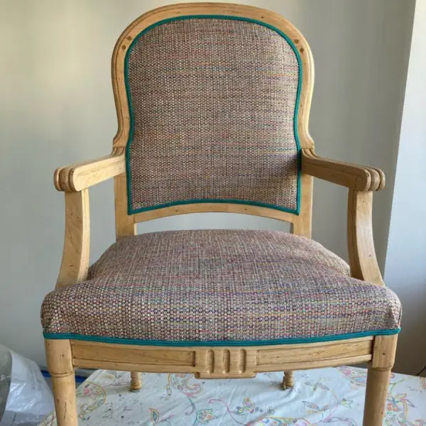 Fauteuil moderne après restauration - Le Siège Renaît, tapissier à Toulon