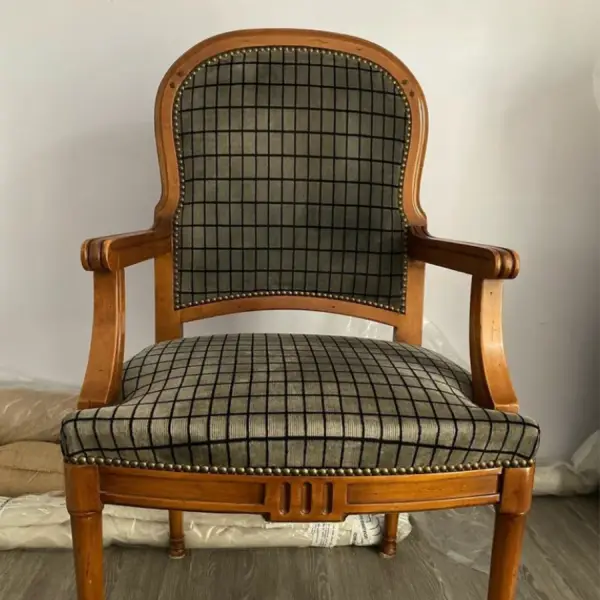 Fauteuil moderne avant restauration